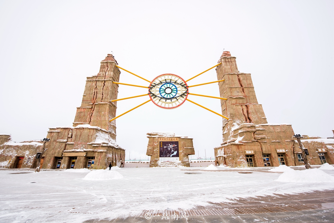 *疆新**克拉玛依有座魔鬼城，风过石缝像狼嚎，拍过电影获得奥斯卡