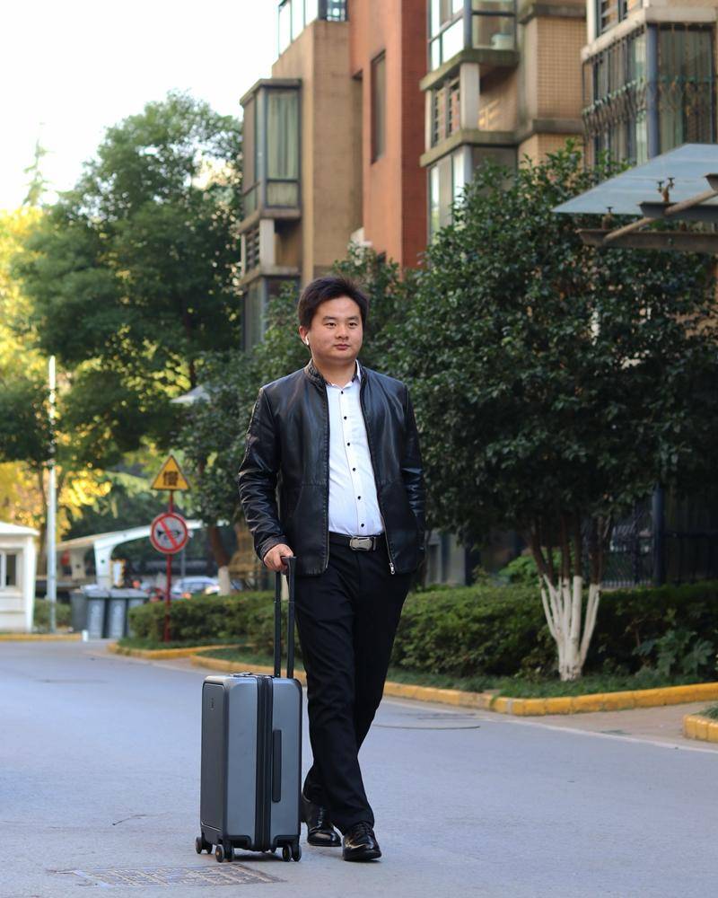 快速取物，为商务人士定制地平线8号登机箱体验