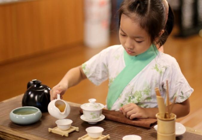 孩子弯腰驼背丑,孩子弯腰驼背学什么好