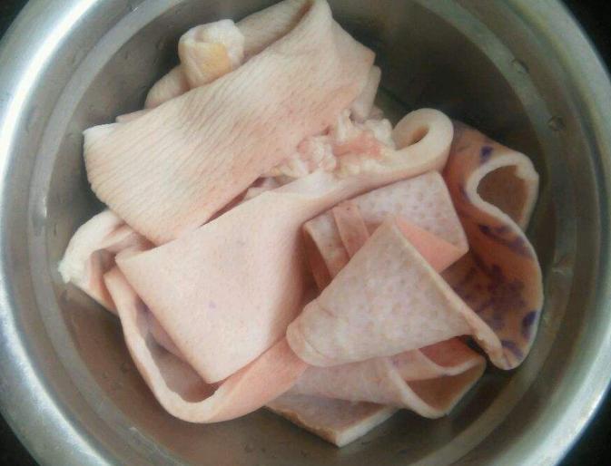 猪皮冻怎么做到成冻有弹性,猪皮冻怎么做能让猪皮均匀