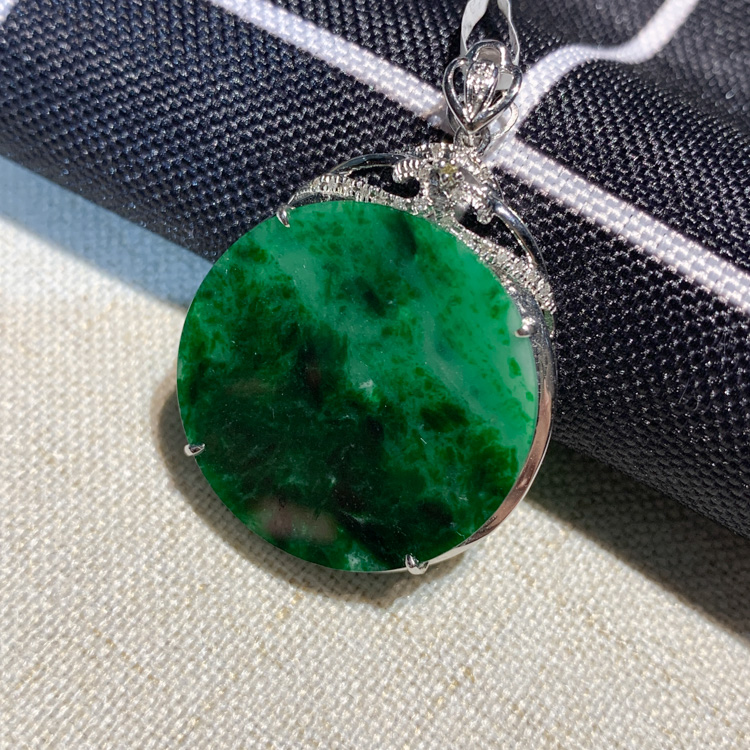 翡翠有白斑是什么原因,翡翠有白点对身体有害吗