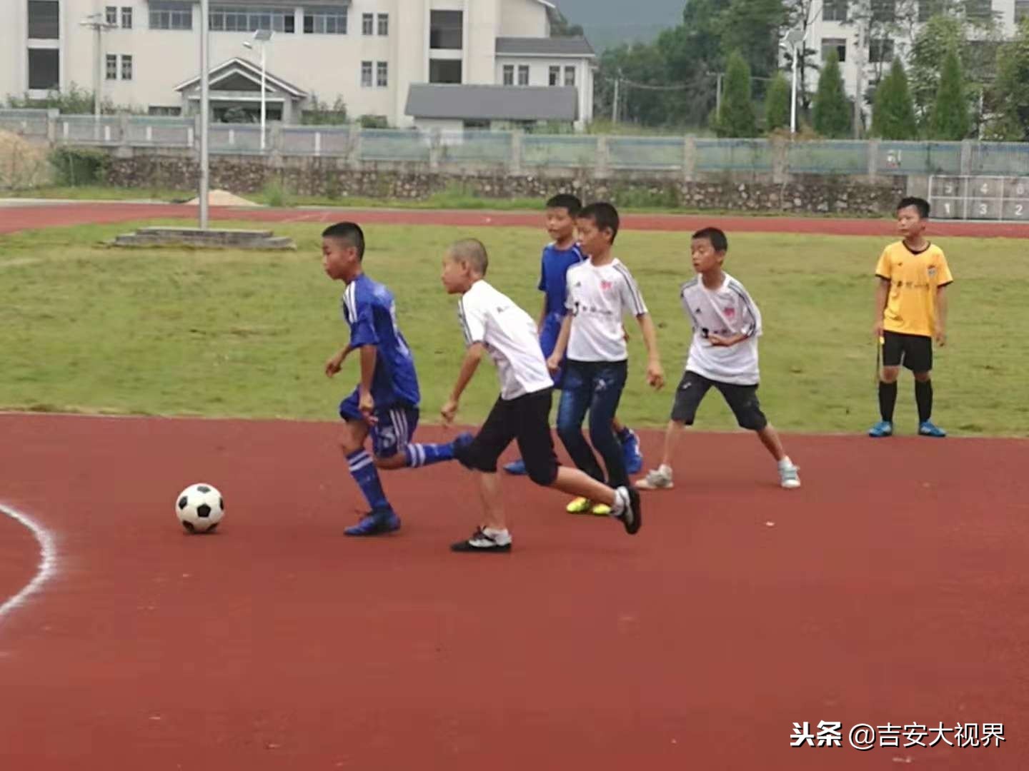 井冈山毛*东泽**红军学校：足球转动梦想绿茵放飞希望