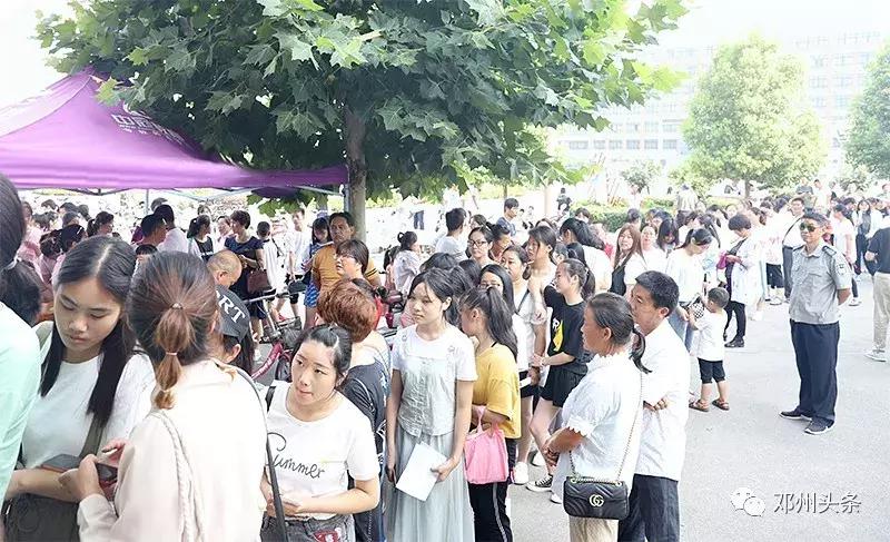 邓州一大波中学毕业生在这里排出“十米长龙”