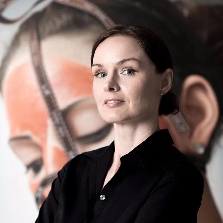 她画的人物栩栩如生用英文怎么说,她画的人物栩栩如生