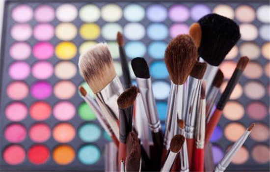 化妆卡粉浮粉不服帖怎么办,男生化妆怎么避免卡粉