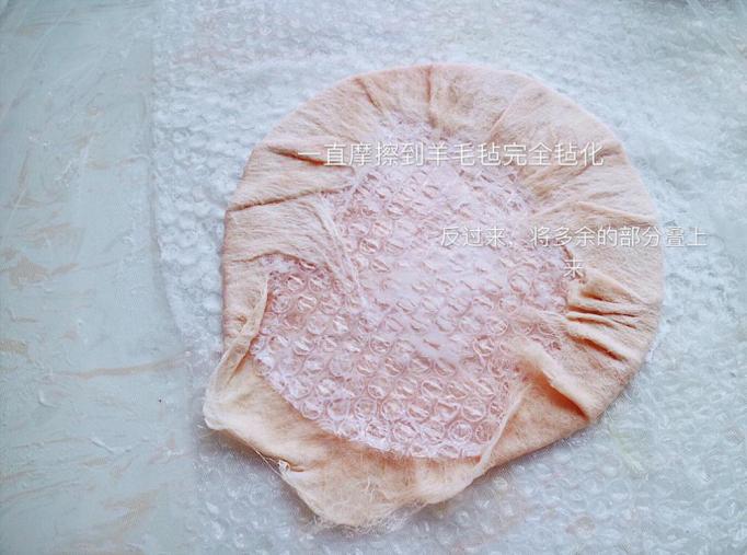 翻出收快递的泡沫纸，我家妞多了一顶可爱的帽子