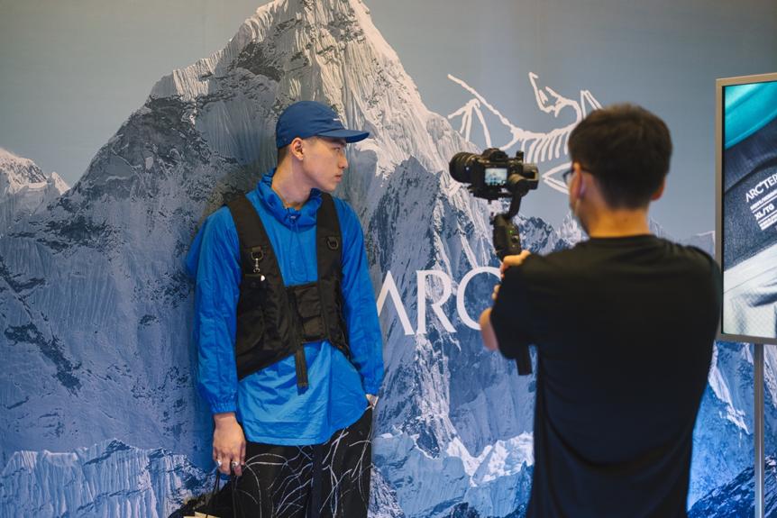 始祖鸟alphasv明星上身,始祖鸟alphasv兔年限定款