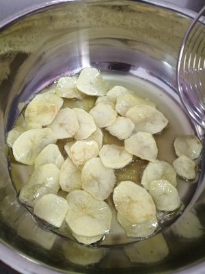 自制炸薯片变酸了,怎样炸薯片才能把薯片炸得嘎嘣脆