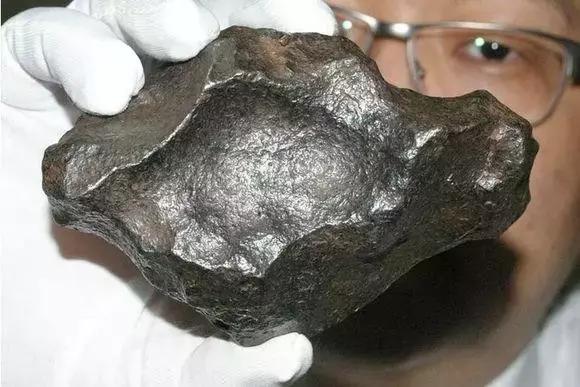 怎样辨别一块石头是玉石,怎样辨别一块石头是不是陨石