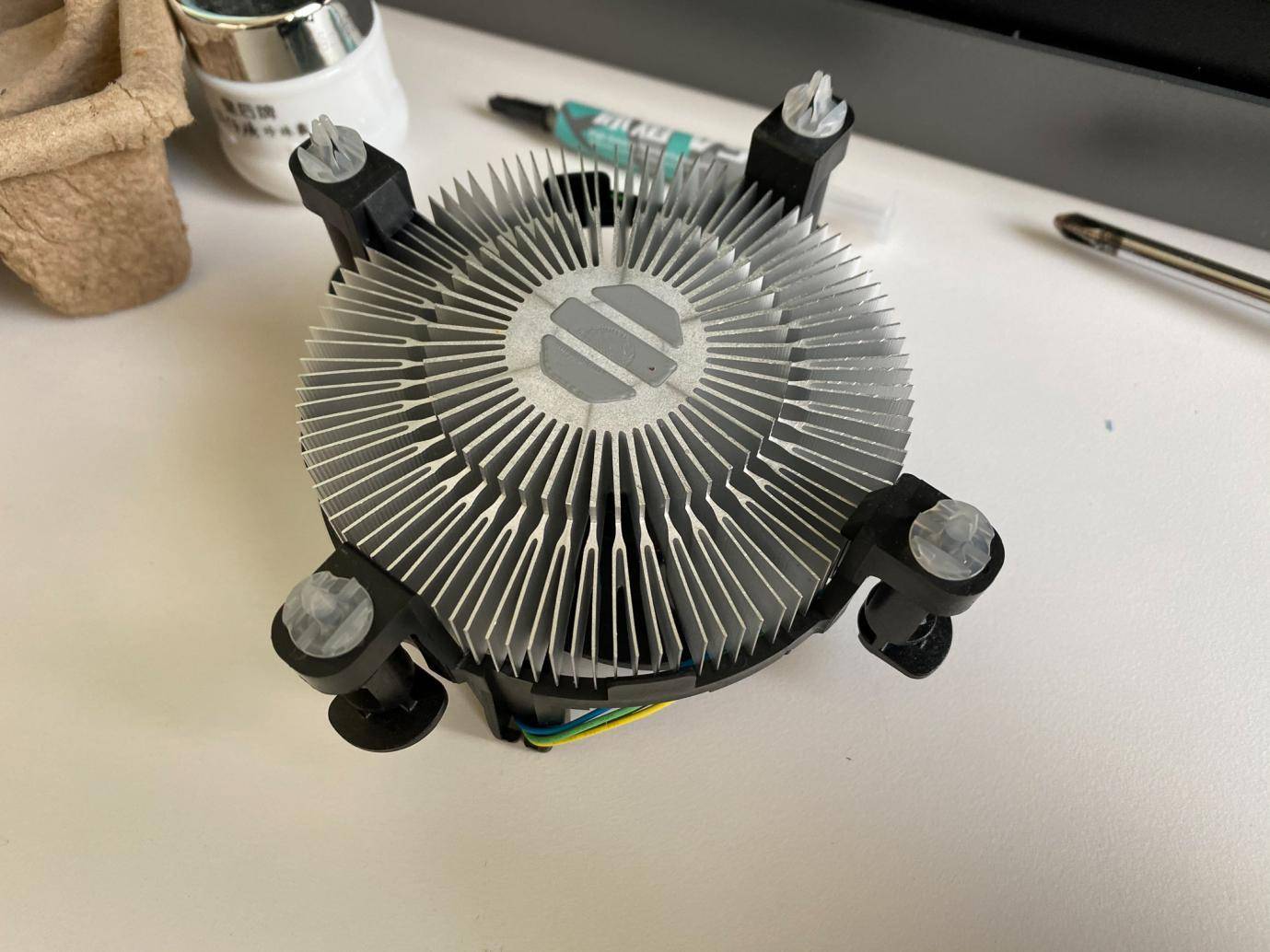 电脑系统是装在主板还是cpu上,电脑换了cpu和主板要重新装系统吗