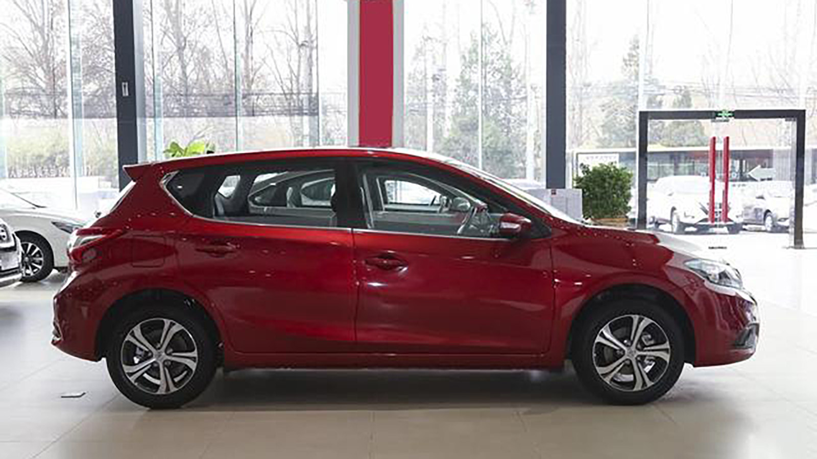 空间大油耗低价格十万左右,空间大油耗低15万左右轿车