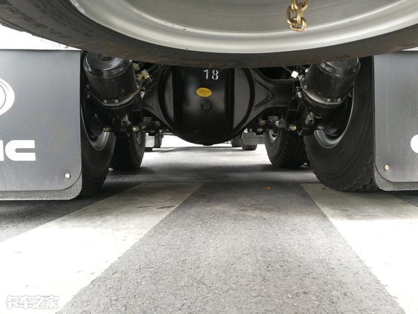 新款华菱轻量化8x4搅拌车,8分钟换电池汽车