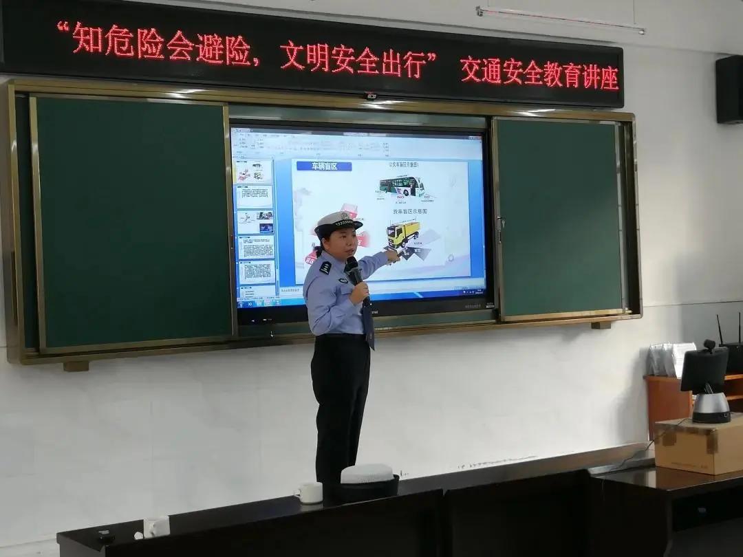 警花带你学交规哪4个时间要记住,警花带你学交规上学请走斑马线