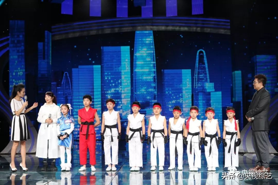 快递小哥感动一幕,帮助脑瘫兄妹的快递小哥