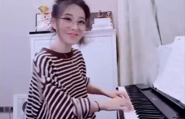 冯提莫主播片段,冯提莫早期视频打游戏