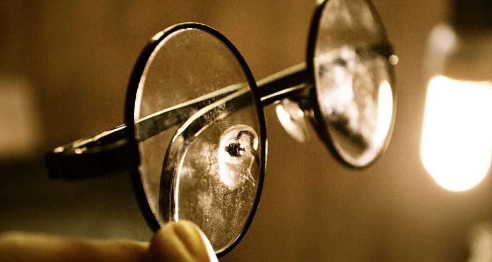 眼镜片有划痕影响吗,眼镜片有划痕有影响吗