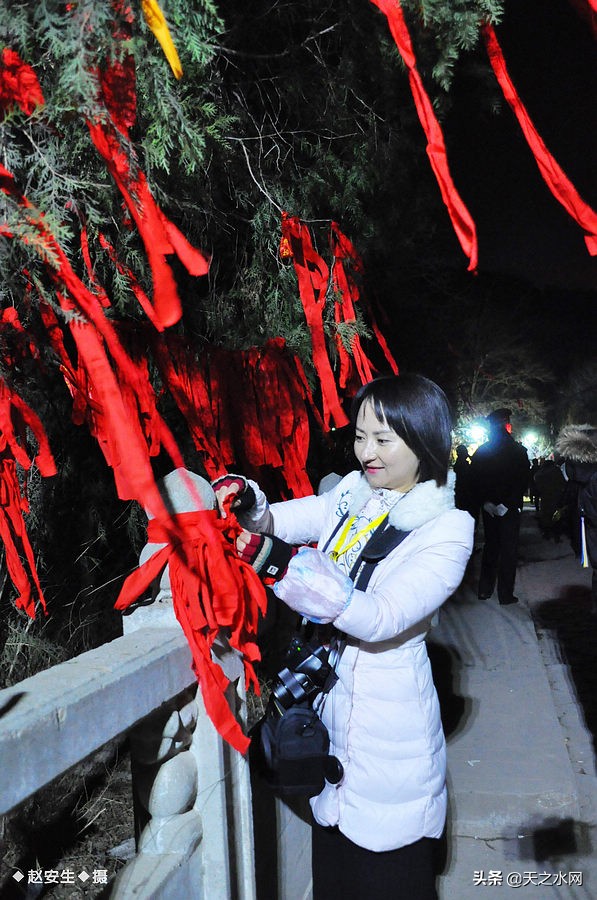 甘肃天水数万民众“上九朝观”祈福纳祥争烧头柱香!(组图)