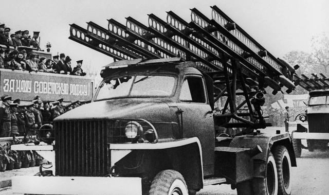 喀秋莎火箭炮齐射震撼名场面,当今喀秋莎火箭炮能射多远