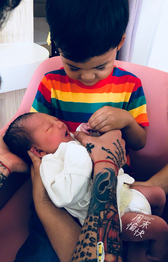 恭喜！30岁国足铁卫今喜迎第二个儿子，满头黑发超萌，娇妻是幼师