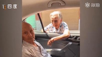 96岁妹妹塞200元给101岁哥哥:亲情幸福就是心中一直有你