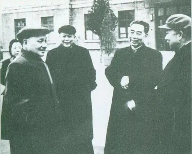 周恩来的最后几年：五次大手术仍坚持工作，旧衣作寿衣，骨灰入海