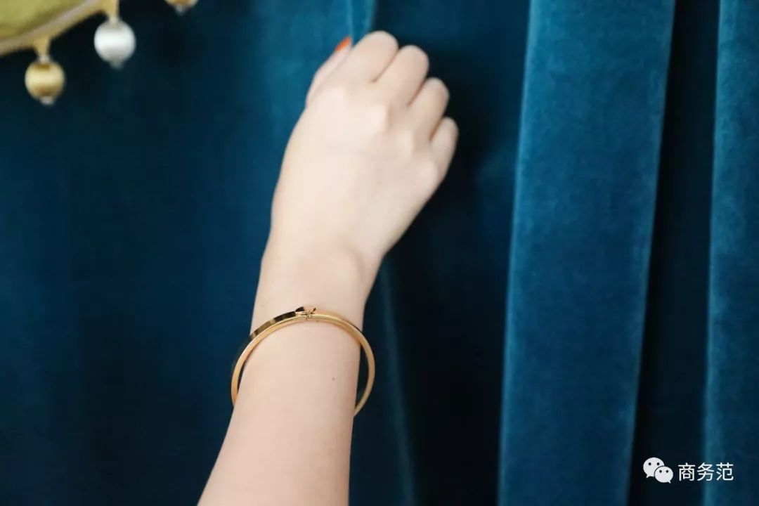 瑞典皇家配饰品牌,几百块戴出万元质感,金色手镯男女戴都好看