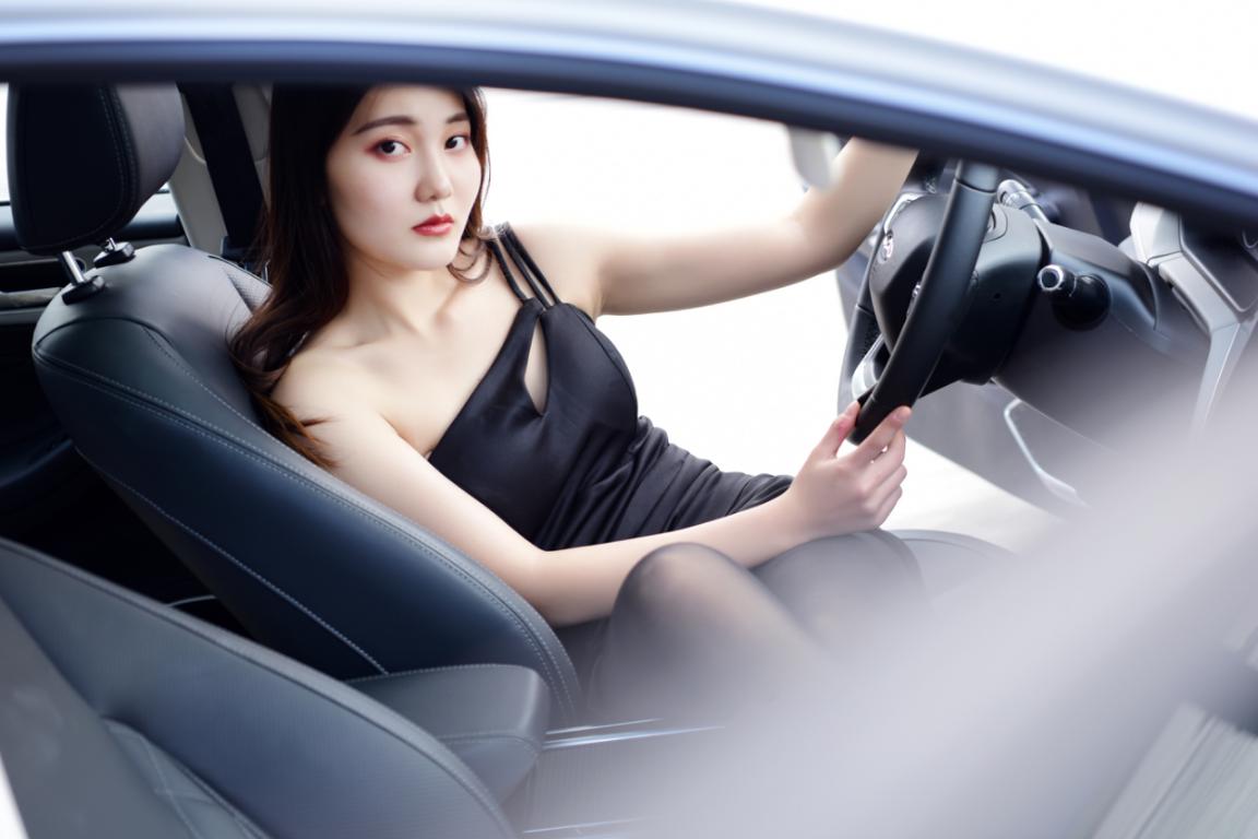 性感女神来袭，看小艾如何低档黑丝长腿的极致诱惑