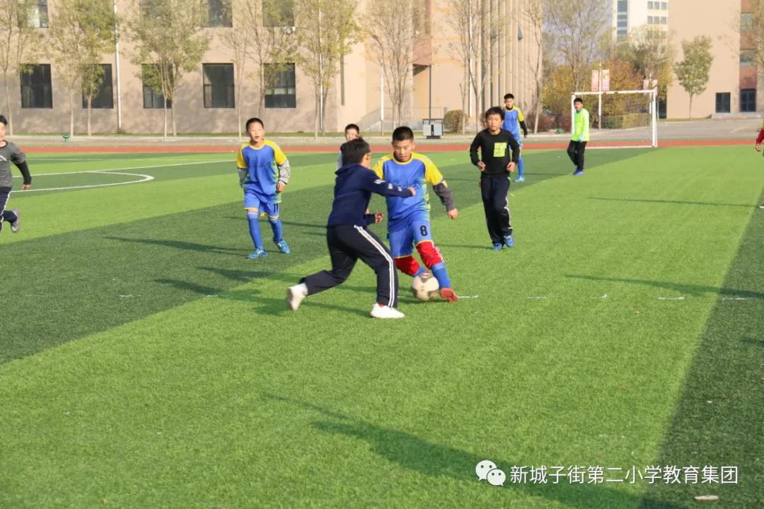足球竞技快乐共享——街二小在区“中小学生足球赛”中荣获亚军