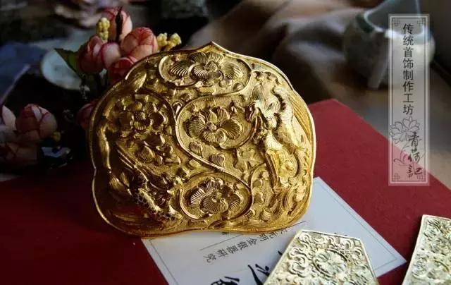 她用传承四千年的錾花技术，复原了红楼首饰