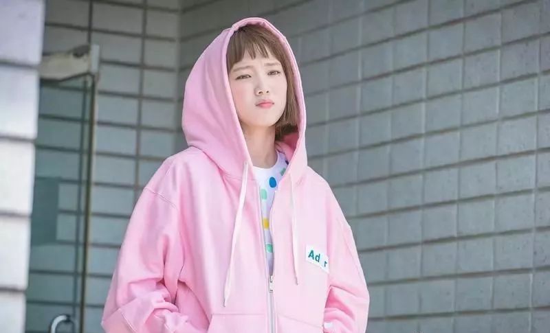 这件卫衣让你整个冬季走路带风，杨超越、宋祖儿都被种草了