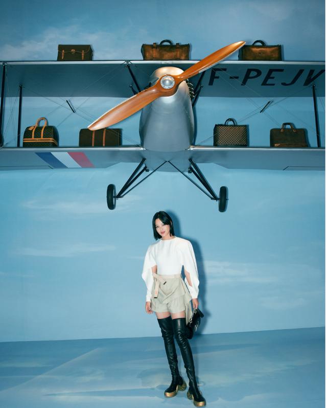 辛芷蕾黑色破洞裤 (辛芷蕾连体裤穿搭)