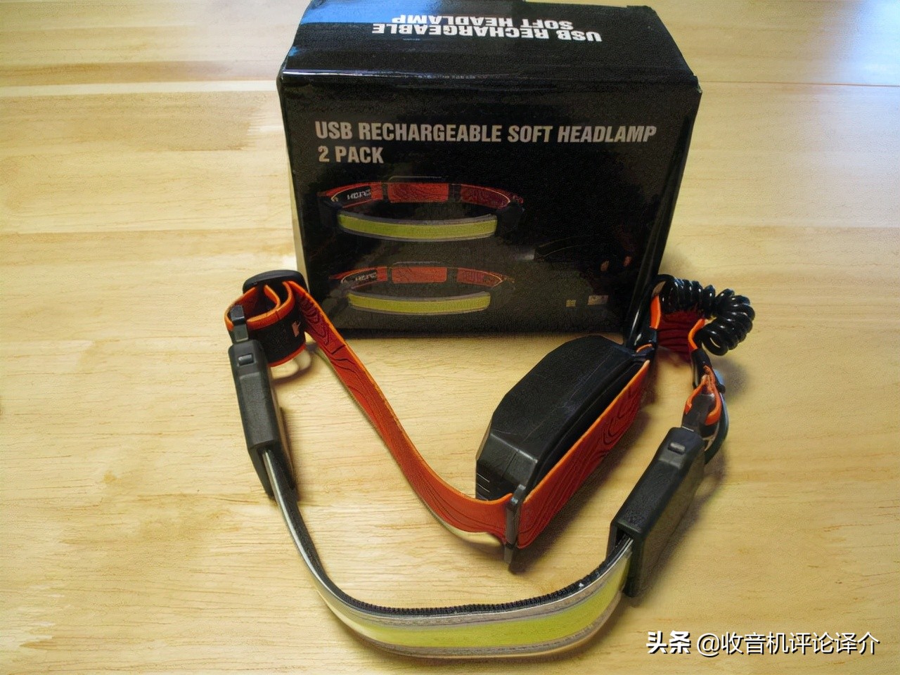 夜里收听短波收音机,夜晚听着收音机广播