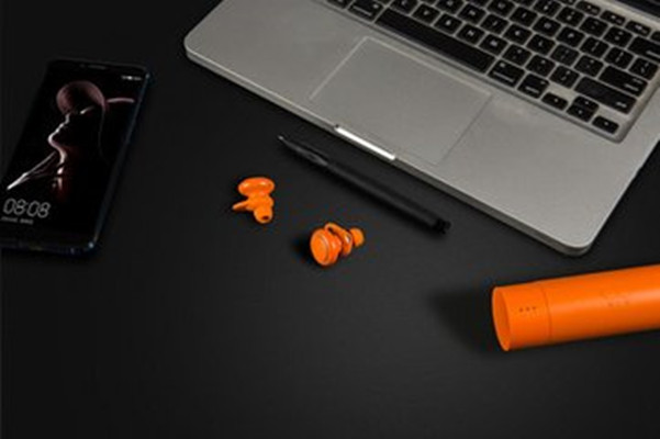 《流浪地球》里的那些黑科技,科大讯飞翻译耳机同声传译