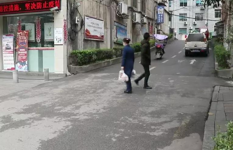 惊险男孩奔跑过马路险酿成事故,毕节男孩过马路突然奔跑被撞