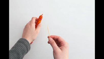 原来火腿肠的金属环下有个“小机关”，轻轻一拉，3秒剥一根！