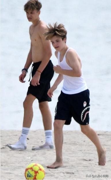 兄妹俩踢足球,贝克汉姆和小七踢足球