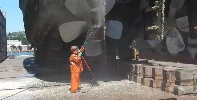 极限工作之船底清洁：虽说大船底能刮好几十吨海鲜，你敢去吃吗？