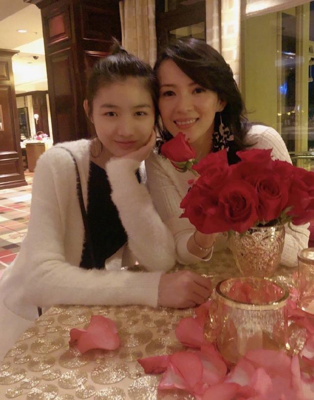 汪峰大女儿小苹果晒短发美照,汪峰女儿小苹果跳舞