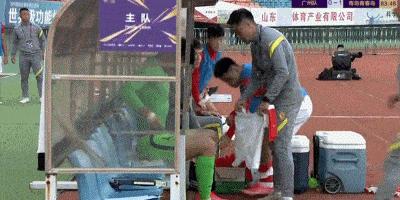 足协杯惊现门将换衣服改踢前锋！恐怕又要成为别国的爆笑足球了