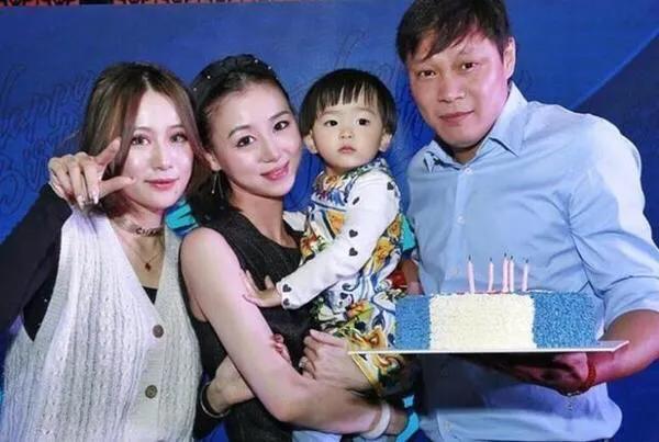 前国脚范志毅女儿晒照，露背装+名牌背包，与爸爸三婚妻子似姐妹