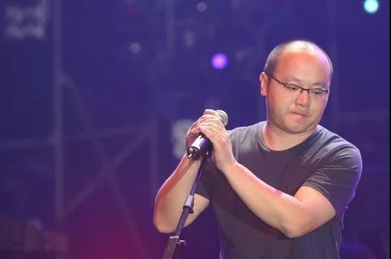 49岁窦唯近照曝光依然仙风道骨,窦唯到底是仙儿还是落魄