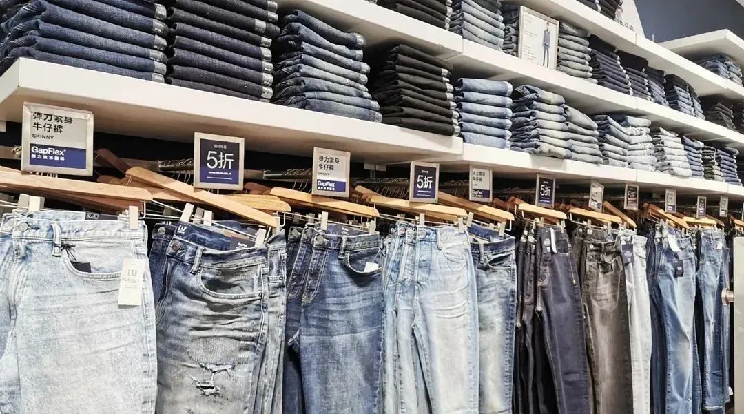 美国服装巨头gap宣布8万员工休假,阿迪耐克清仓是真的吗