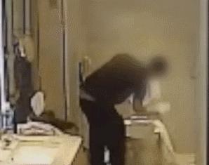 五星级酒店被爆毛巾擦杯子,酒店服务员用毛巾打扫卫生间