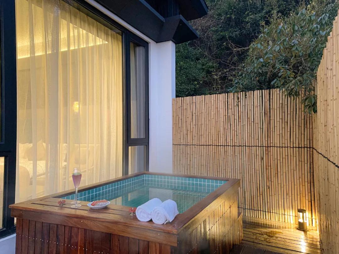 露天温泉小院精品,一房一厅庭院私家温泉