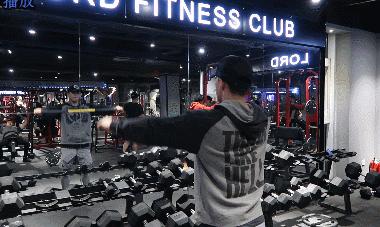 经常抬手工作,增加肩袖肌群稳定的训练