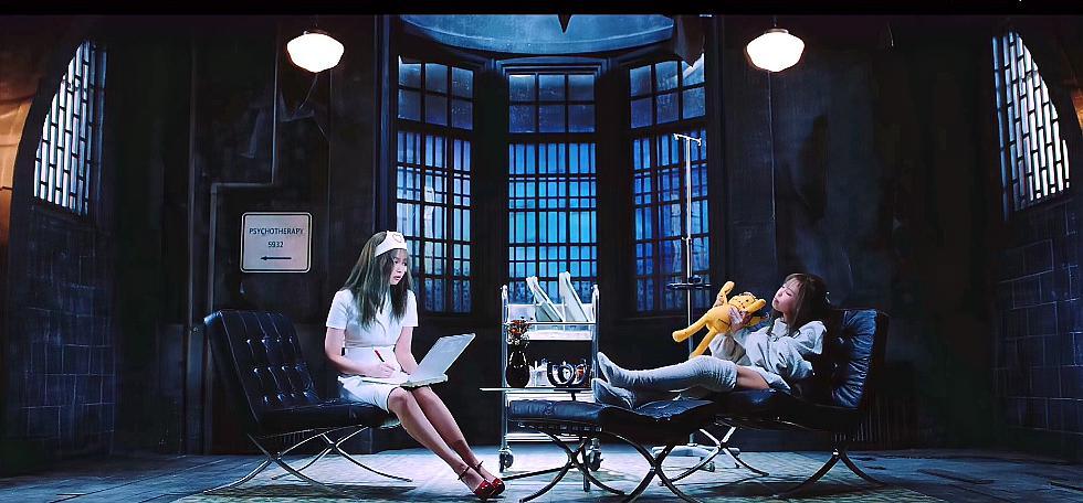 jennie粉墨舞台,jennie舞台打歌服是yg剪的吗