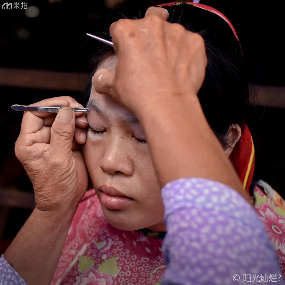 中国修面刮脸采耳女技师,专业修面刮脸采耳洗眼挤黑头