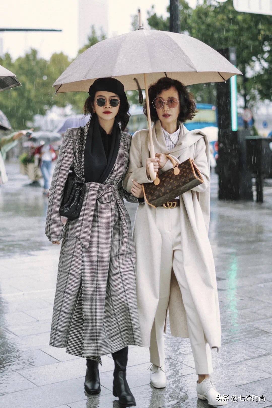 冬天不露腿怎么穿的保暖又显瘦,三木母女紫色连衣裙穿搭