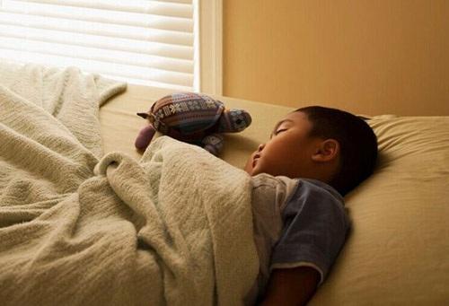 14岁男孩跟母亲睡,14岁男孩跟妈妈睡