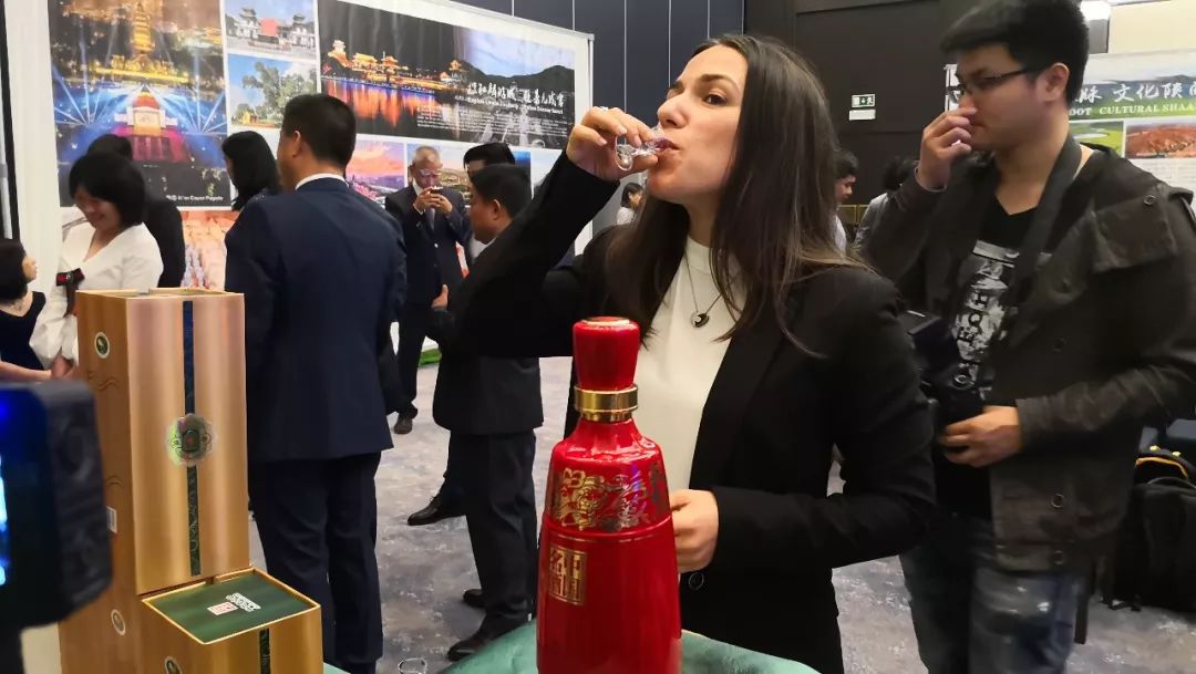 西凤酒中国第一庆功酒,西凤酒红西凤1915